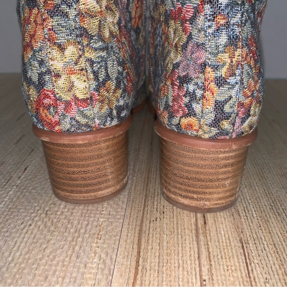 Anthropologie Sadie Lace-Up Boots Size 37, Vintage Victorian Floral US 7 Narrow - Picture 5 of 12